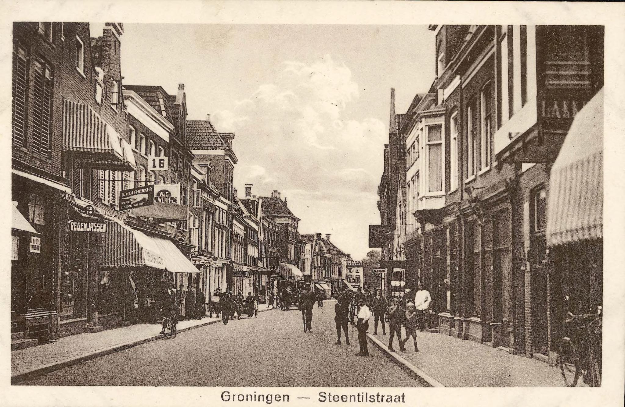 Photo:
Steentilstraat 30-32, Groningen: 'Meubileer-Inrichting W. Hofman'
Date: between 1913-1923