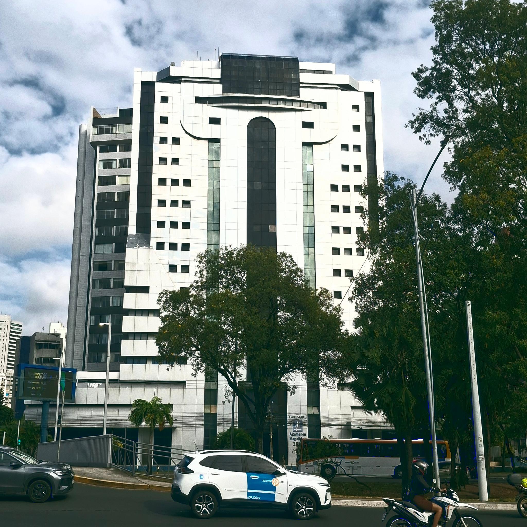 Fachada de um prédio que causa um efeito de pareidolia