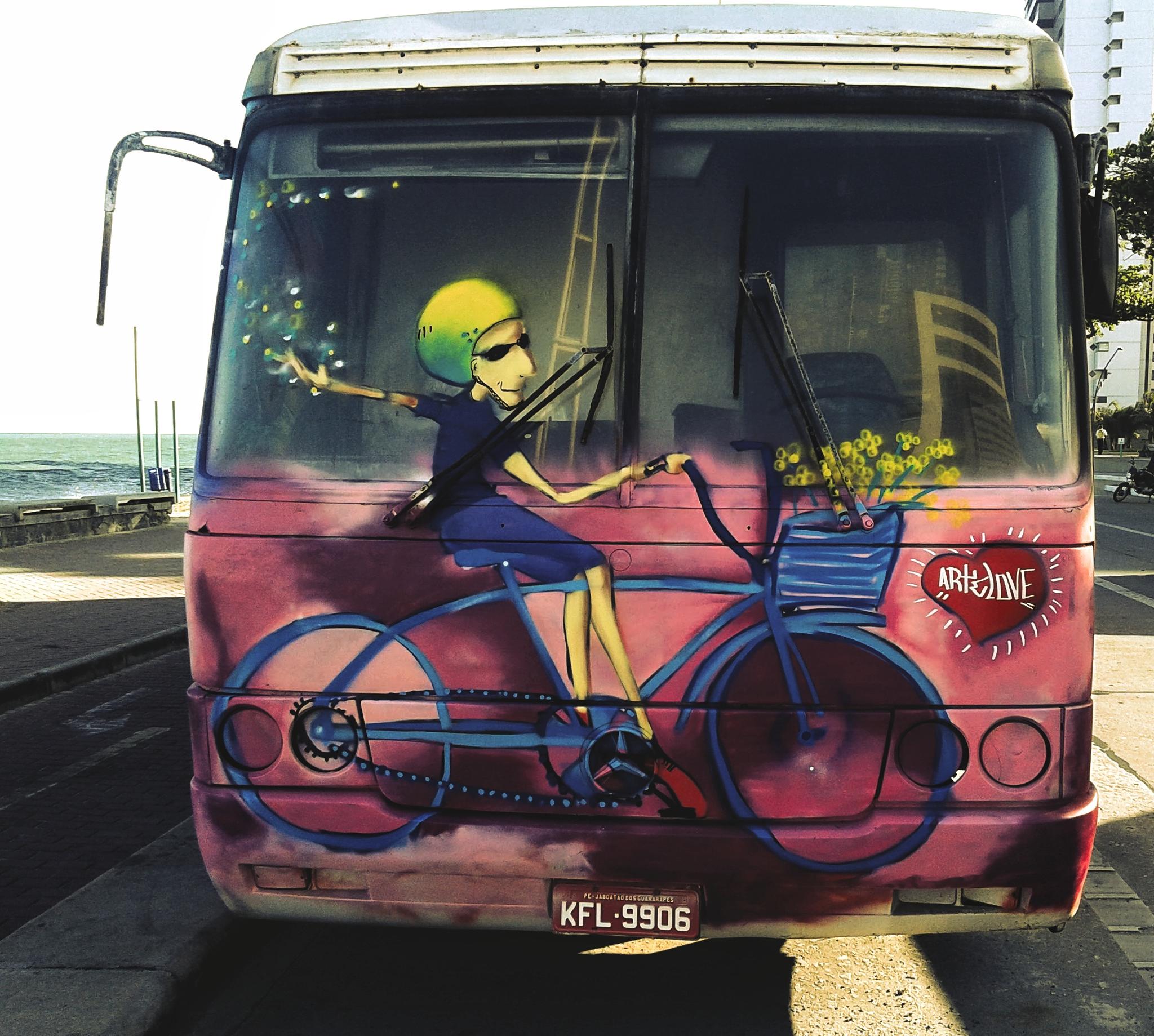 Ônibus visto de frente com um ciclista pintado na frente