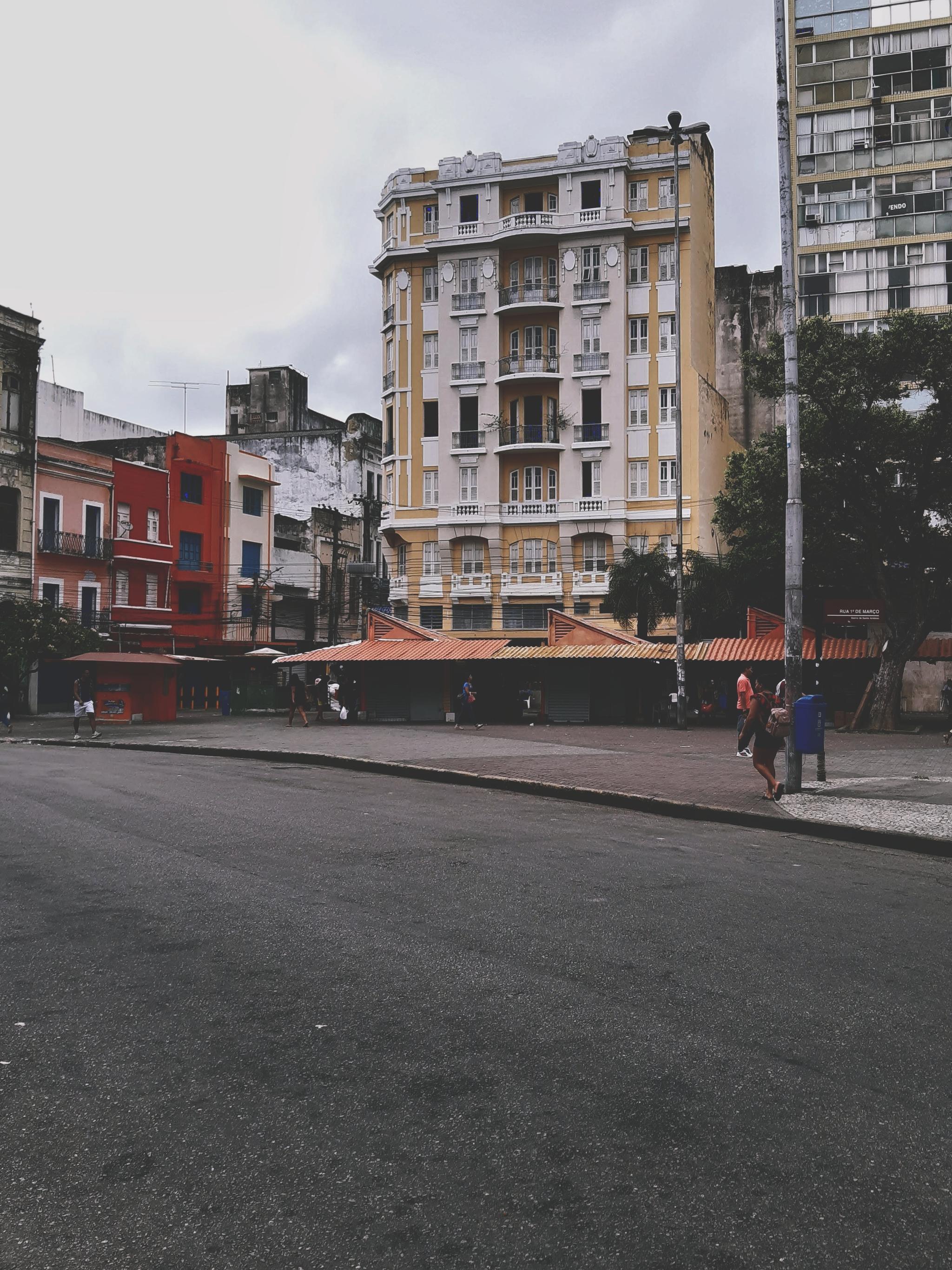Vista da praça do diário com um prédio antigo revitalizado com detalhes amarelo e branco