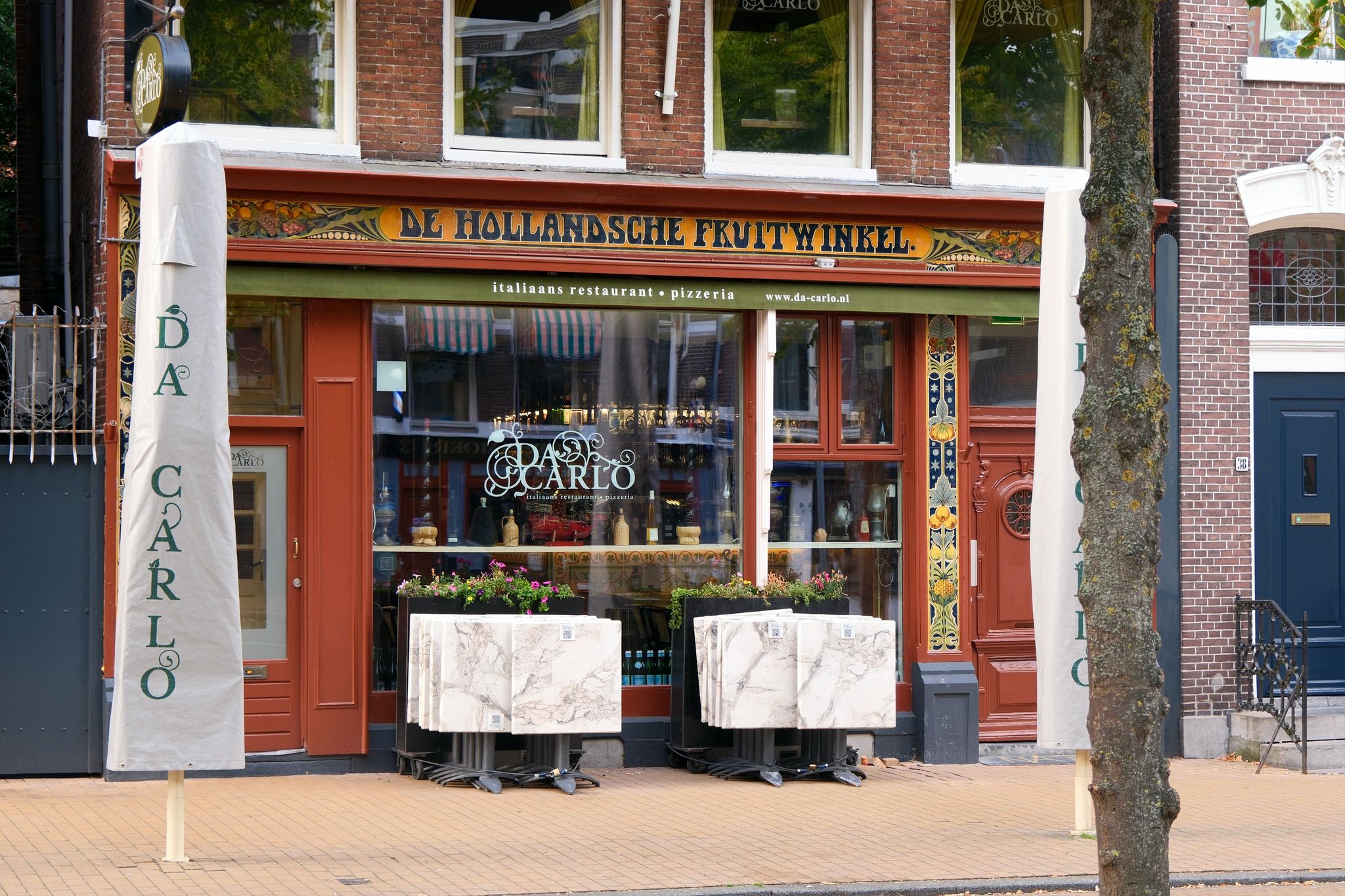 'De Hollandse Fruitwinkel' (The Dutch Fruit Shop'.
