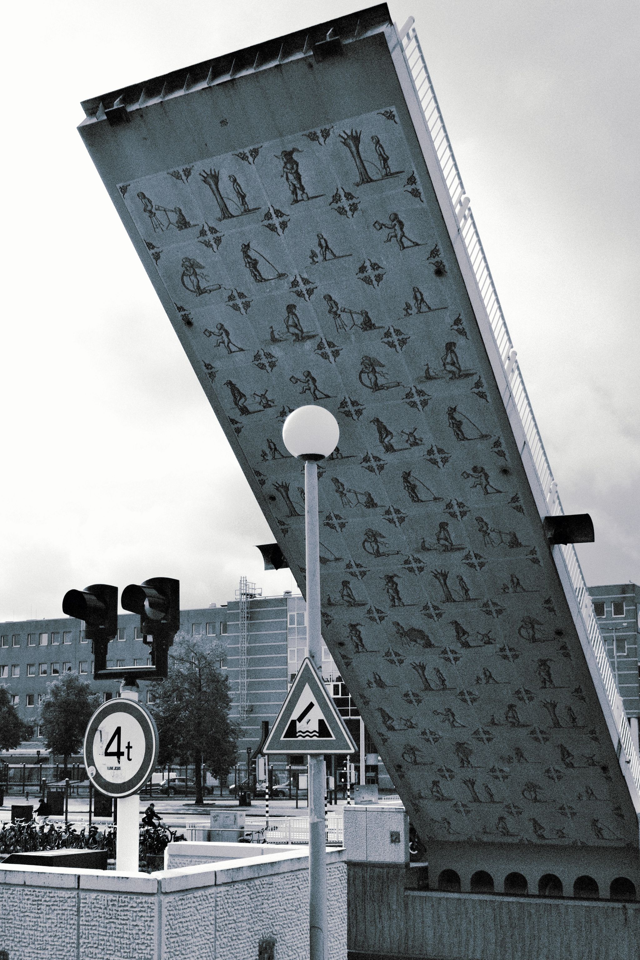 The open bridge with "Delft Blue" (at the Groninger Museum).