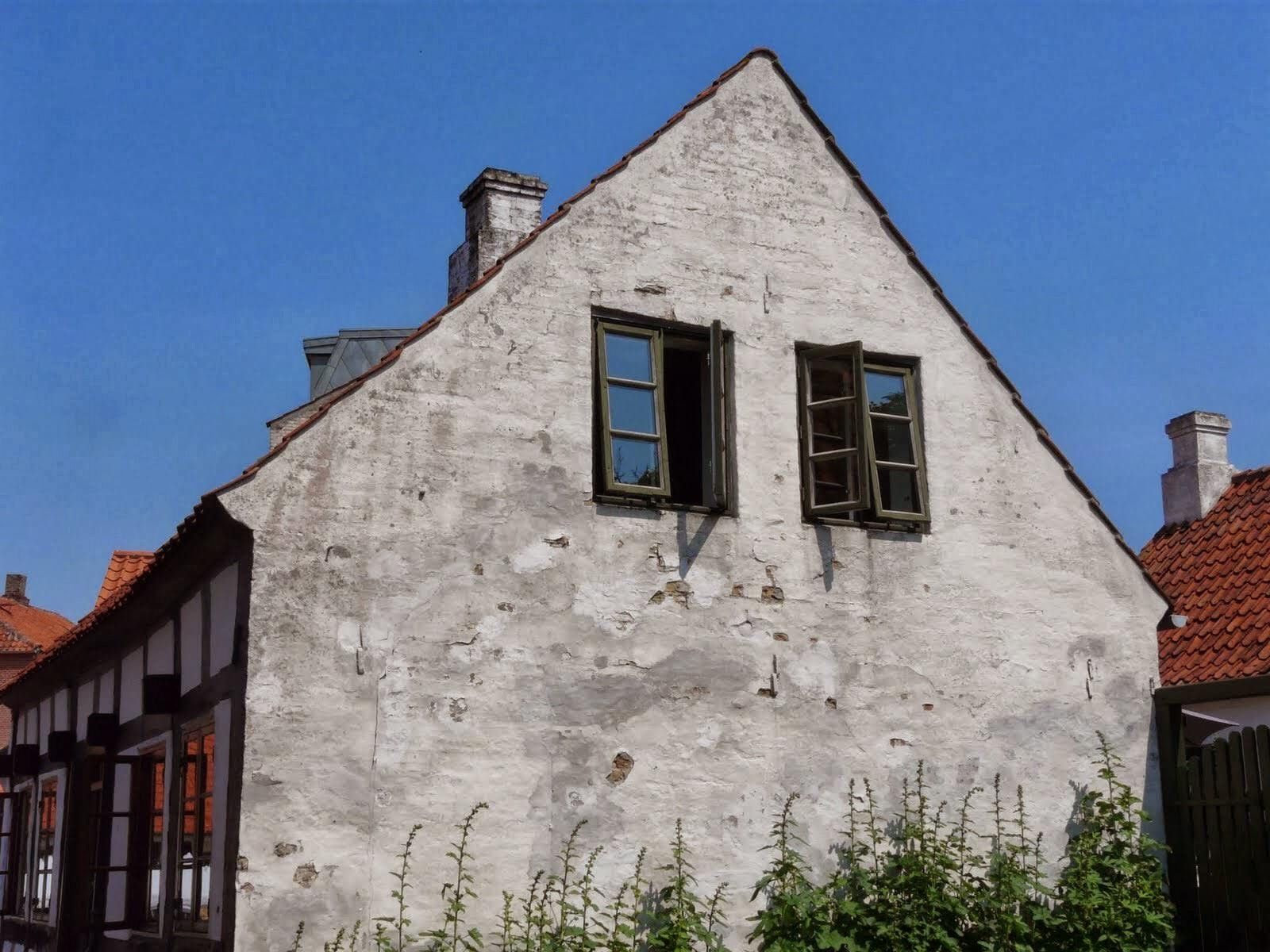 An ancient house that had yet to crumble in the middle of a small town